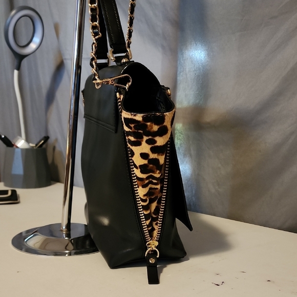 Kate Spade Black and Gold Shoulder Bag with Leopard Zip Opt & Geometric Closure - Picture 6 of 11